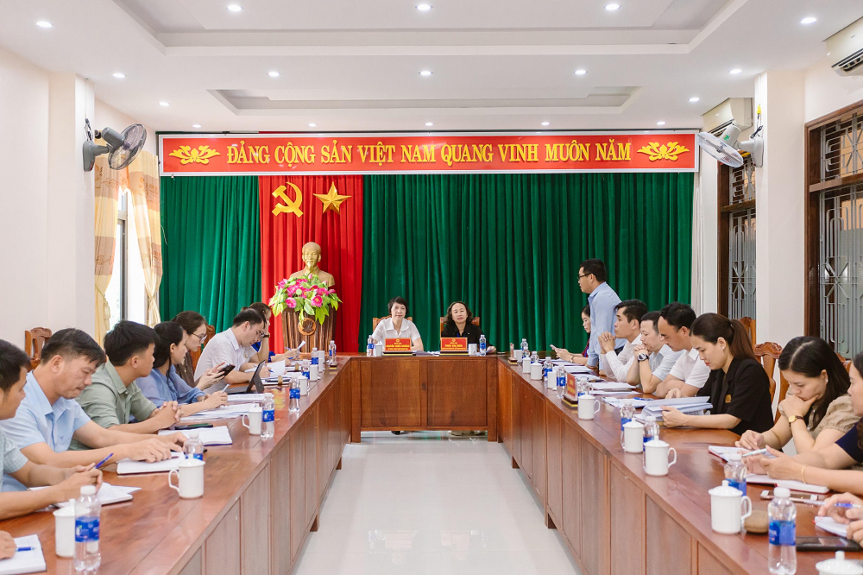 Thường trực Đảng ủy xã Khe Sanh làm việc với Trung tâm Dịch vụ tổng hợp xã về kết quả thực hiện...