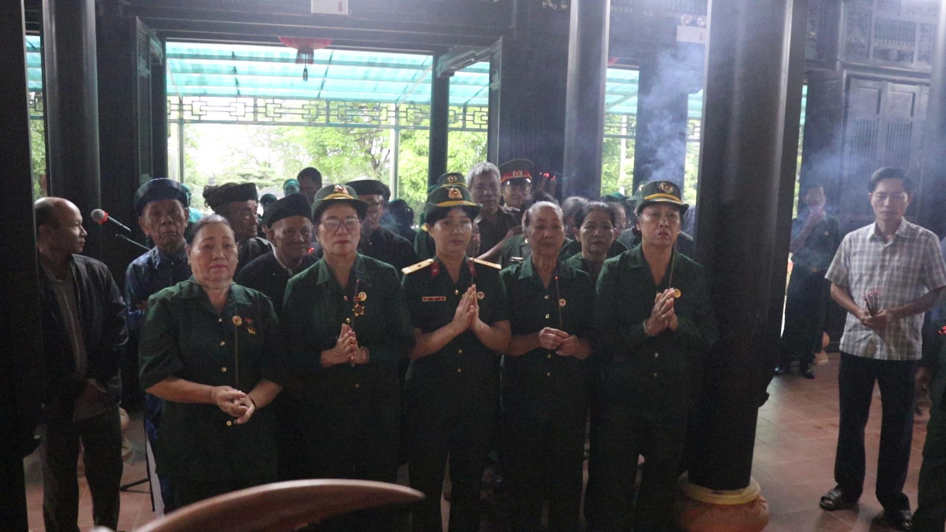 Khối 2, xã Khe Sanh viếng nghĩa trang liệt sỹ