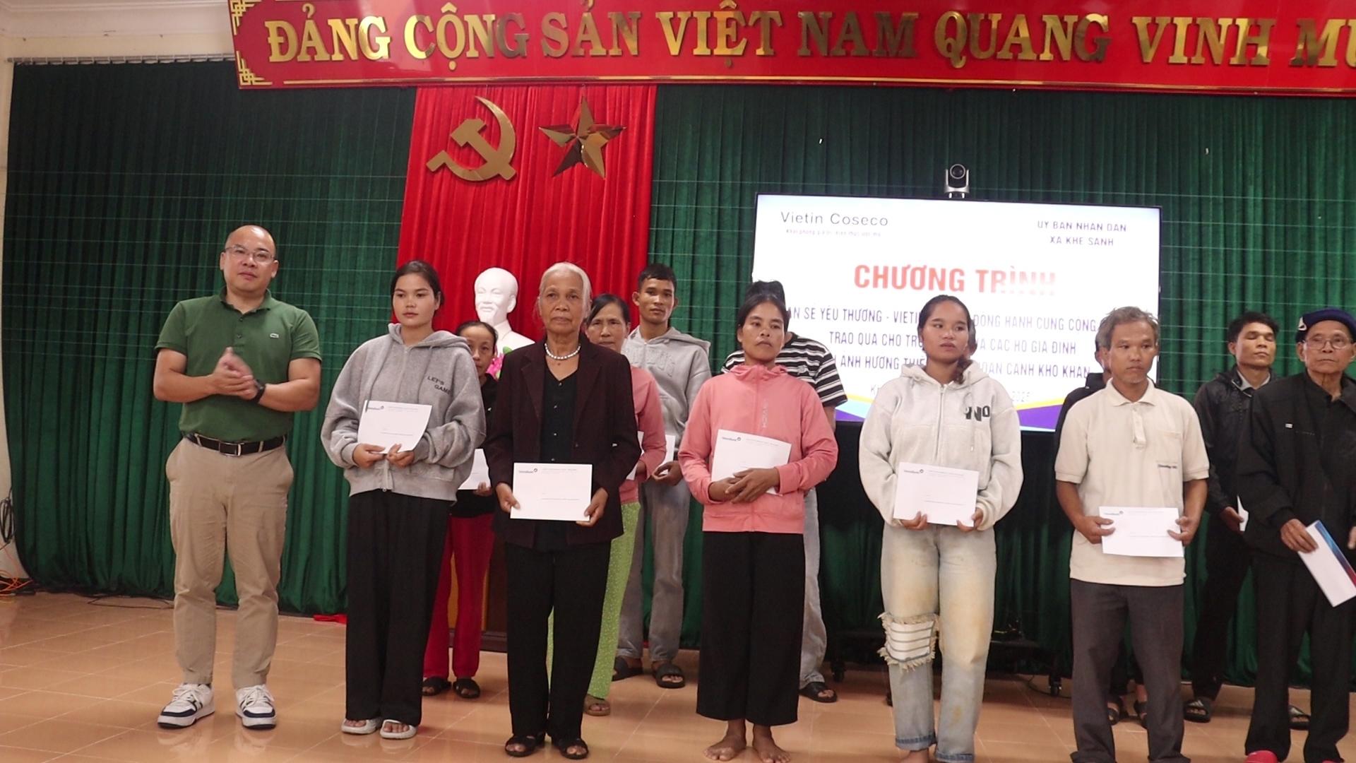 Công ty Vietin Coseco trao quà cho các gia đình bị ảnh hưởng do bão lũ trên địa bàn xã Khe Sanh