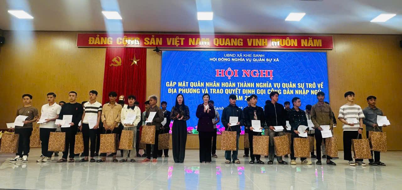 Gặp mặt quân nhân hoàn thành nghĩa vụ quân sự trở về địa phương và trao quyết định gọi công dân...