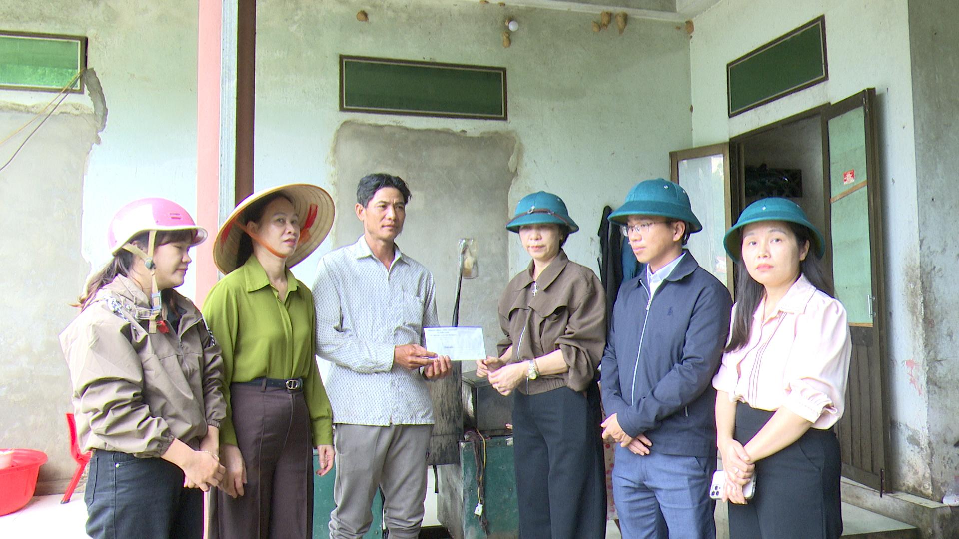 Bí thư Đảng ủy xã Khe Sanh kiểm tra, chỉ đạo khắc phục thiệt hại sau mưa lũ