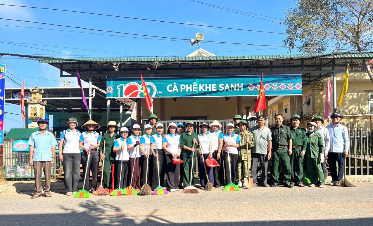 Gần 200 cán bộ, đoàn viên, bộ đội tham gia ra quân chỉnh trang nông thôn, hưởng ứng các hoạt động...