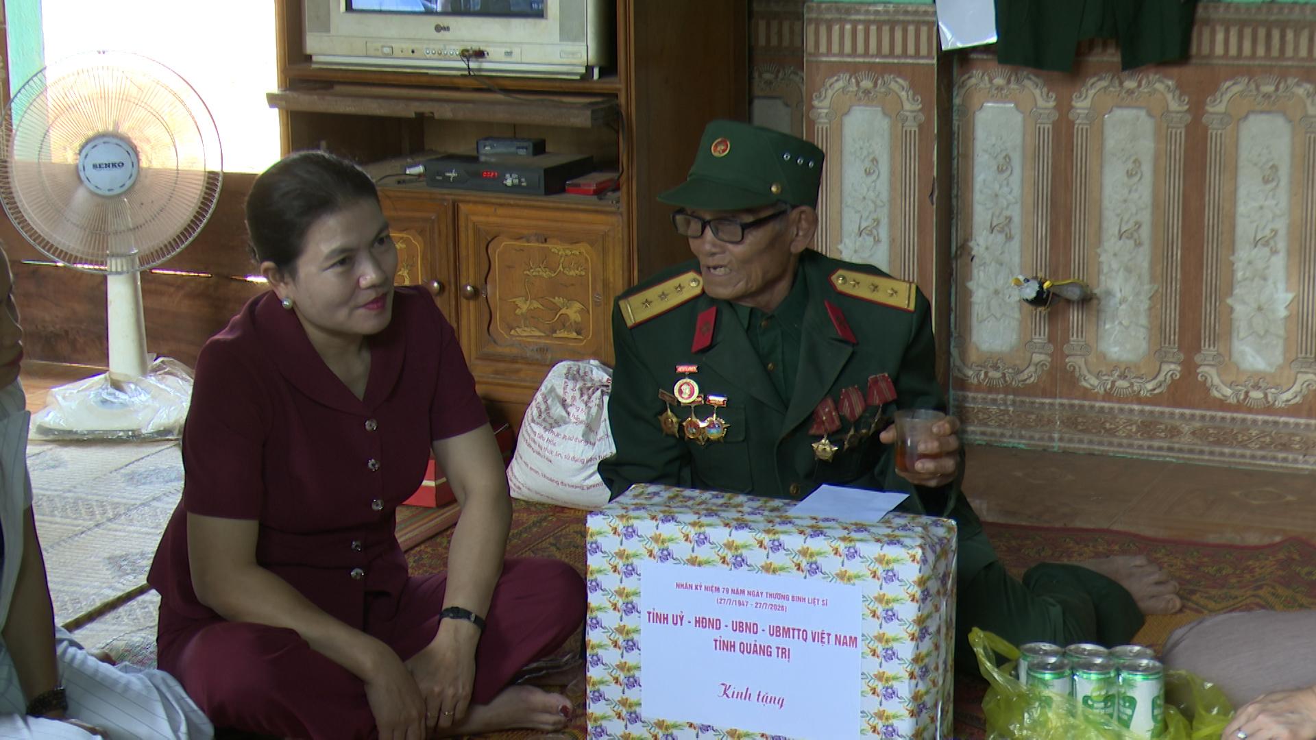 Lãnh đạo tỉnh thăm, tặng quà cựu chiến binh Hồ Bắc nhân kỷ niệm 79 năm Ngày Thương binh - Liệt sĩ