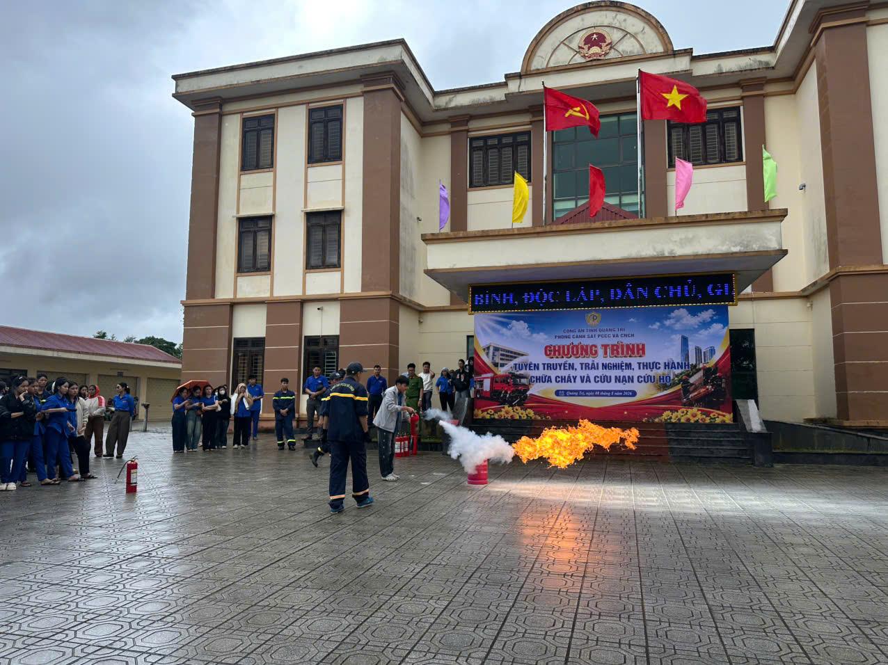 Xã Khe Sanh tuyên truyền, trải nghiệm thực hành chữa cháy và cứu nạn, cứu hộ