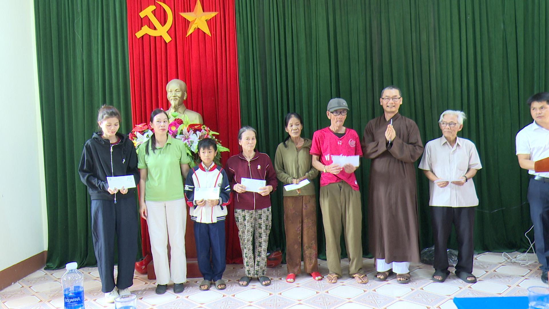 Trao 120 suất quà các nạn nhân chất độc da cam và các đối tượng khuyết tật có hoàn cảnh khó khăn