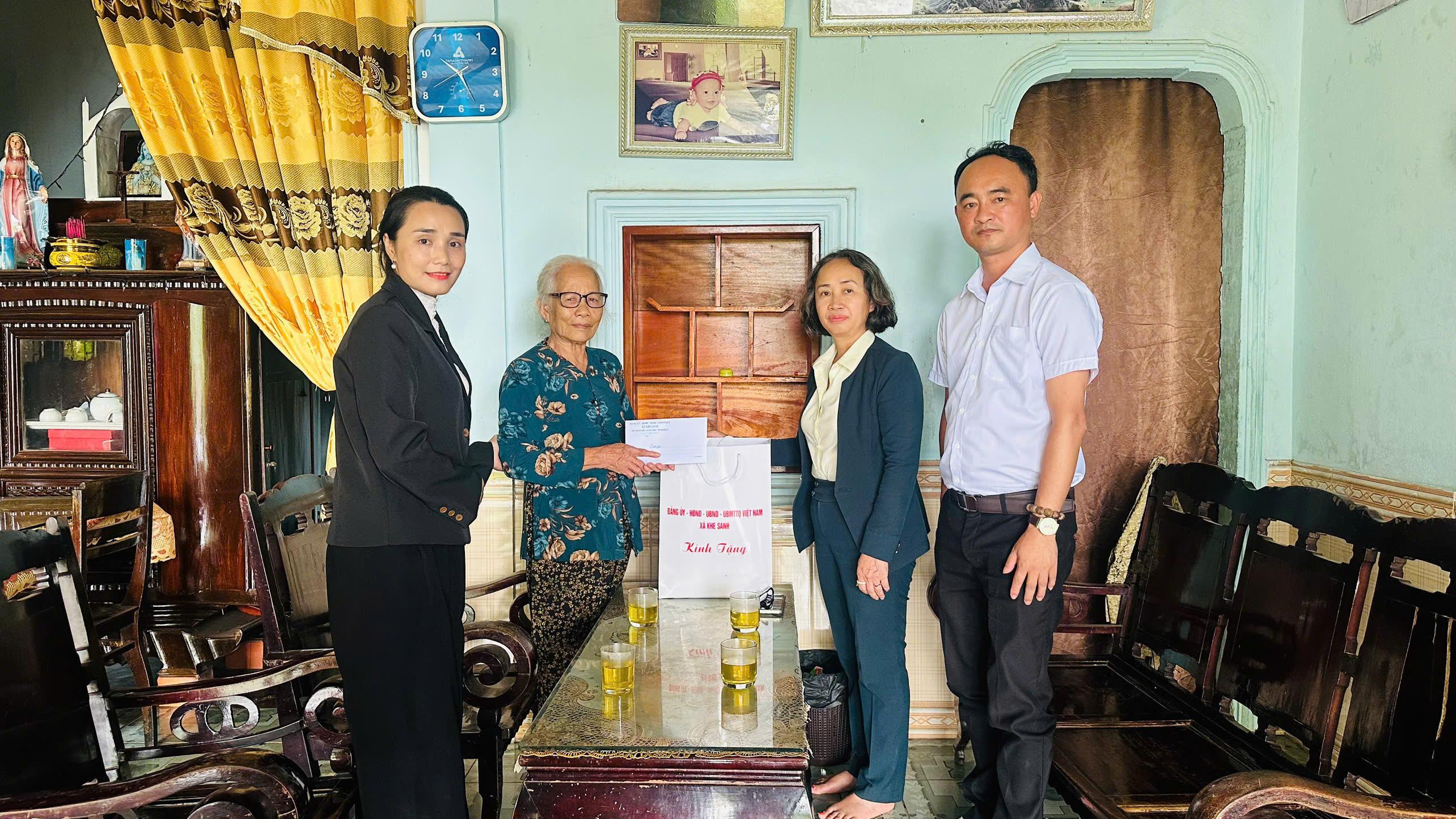 Thăm, tặng quà gia đình chính sách nhân kỷ niệm 58 năm Ngày Chiến thắng Khe Sanh