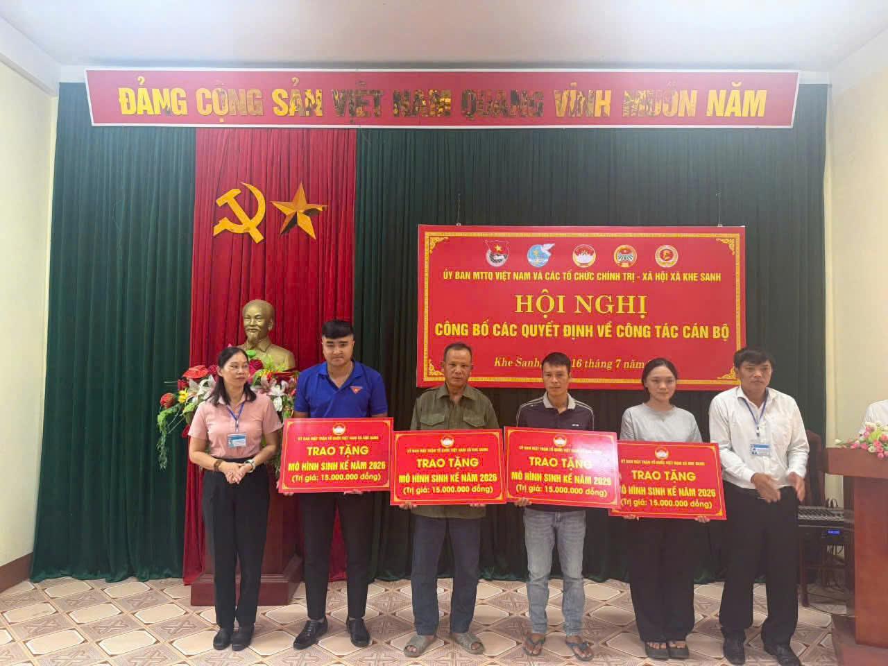 Xã Khe Sanh công bố các quyết định về công tác cán bộ Ban Công tác Mặt trận và các tổ chức chính...